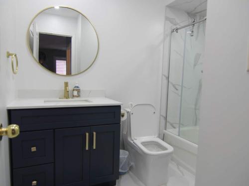 Ένα μπάνιο στο Spacious 5br Home W Parking In Mississauga