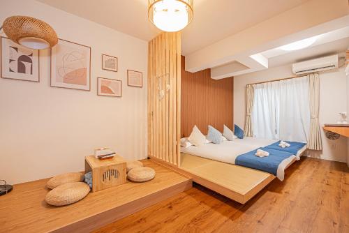 a bedroom with a bed and a table in a room at 桜の川10 池袋駅 7分 2-5人丨Ikebukuro 7 minutes 2-5 people in Tokyo