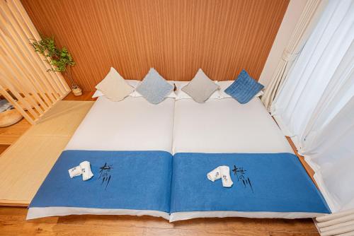 a bed with pillows on it in a room at 桜の川10 池袋駅 7分 2-5人丨Ikebukuro 7 minutes 2-5 people in Tokyo