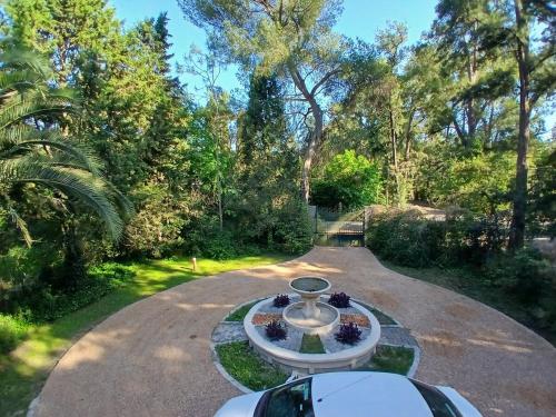an empty road with a fountain in the middle at Casa quinta con jardín y pileta in Luján