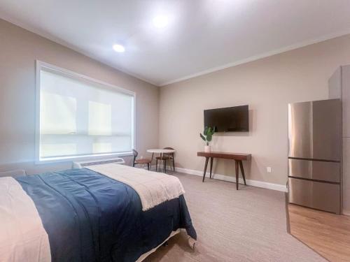 Un dormitorio con una cama y una ventana grande. en 413 Modern Brand New Studio Apartment, en East Spotswood
