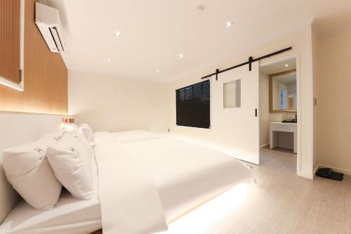 Ένα ή περισσότερα κρεβάτια σε δωμάτιο στο Gwangju W Lounge Hotel
