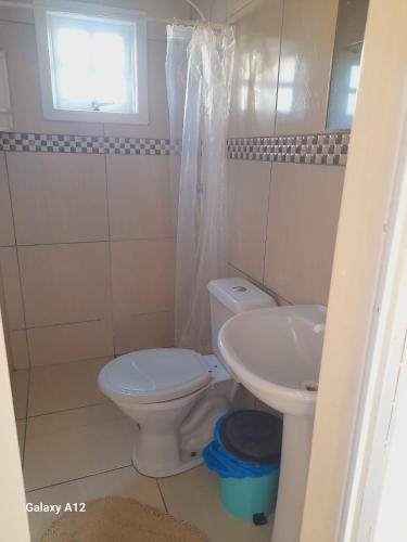 Bilik mandi di Casa 150 metros do mar