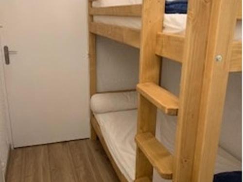 Palanda nebo palandy na pokoji v ubytování Studio cosy avec vue sur la vallée - Proche pistes - FR-1-165A-15