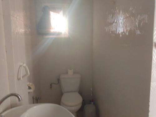 un piccolo bagno con un water e un lavandino di Jamila1 a Taguermess