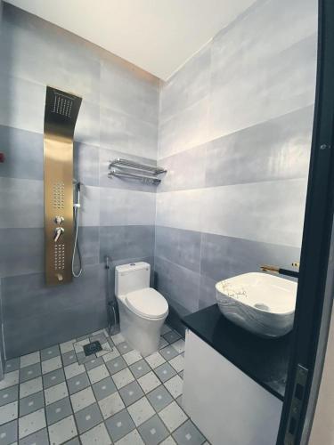 Xóm Tràm CửaにあるThảo Tiên Vị Thanhのトイレと洗面台付きのバスルーム