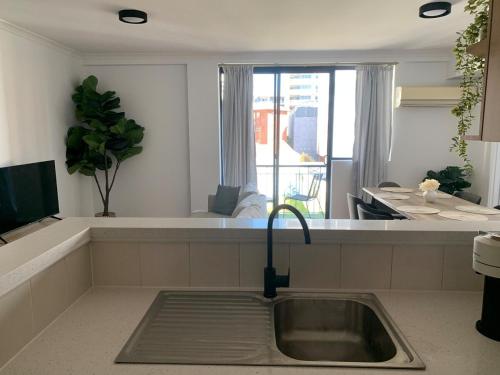 パースにあるEast Perth modern 2 Bedroom with Pool & parkingの台所用洗面台(蛇口付)