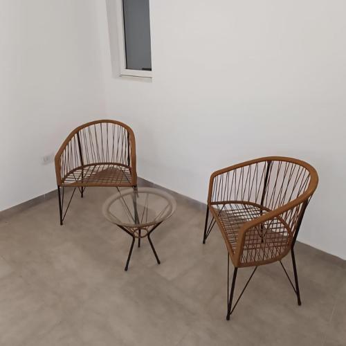 two chairs and a glass table in a room at Departamento moderno a estrenar Santo Tomé, Santa Fe in Santo Tomé