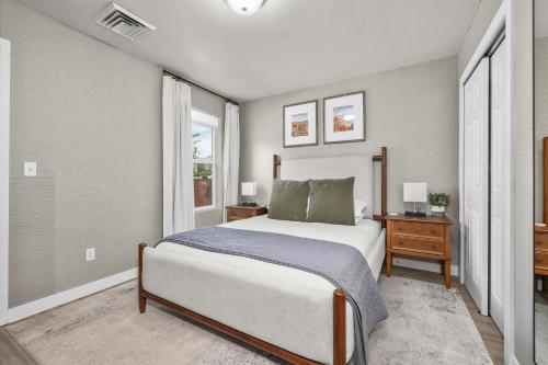 Katil atau katil-katil dalam bilik di Cozy Condo Downtown Salt Lake City