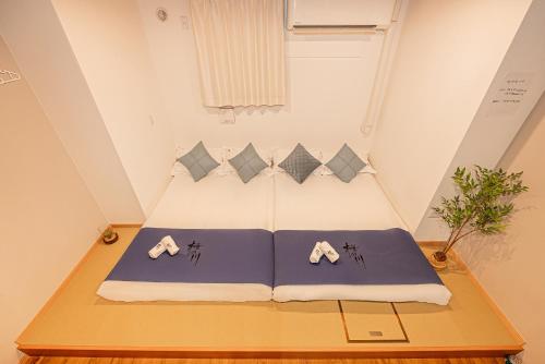a room with a bed with two pillows on a table at 桜の川70-7 初台駅1分 2-8人丨1 minute from Hatsudai 2-8 people in Tokyo
