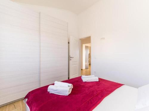 Katil atau katil-katil dalam bilik di Two Bedroom Apartment With Private Pool