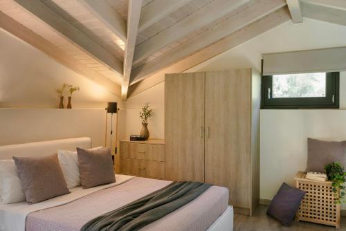 スパルティアにあるMarina by Vintage Travelのベッドと木製のキャビネットのある寝室