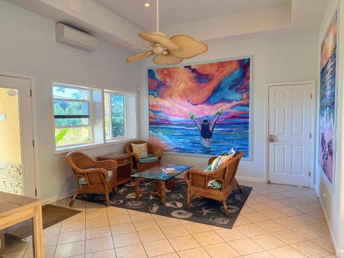 Χώρος καθιστικού στο Half Off Bed & Breakfast Steps from the Beach with AC