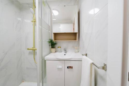 Luxury 5BR Apt Central Lisbon, Castle Views wAC