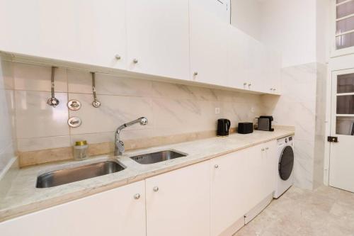 Luxury 5BR Apt Central Lisbon, Castle Views wAC