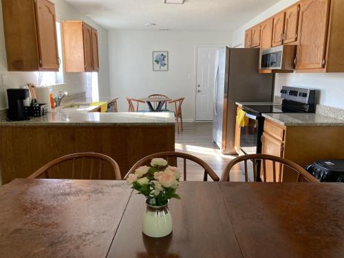 Kuchyň nebo kuchyňský kout v ubytování Peaceful & Spacious Family Home