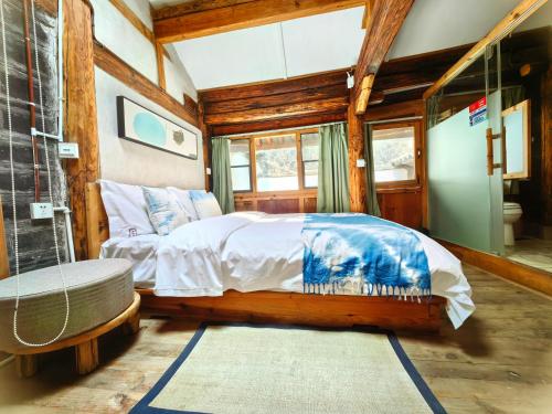 a bedroom with a bed and a tub in it at Dali Xizhou Jiakedi 大理喜洲甲科第古宅文化民宿 in Dali