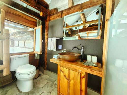 a bathroom with a toilet and a sink at Dali Xizhou Jiakedi 大理喜洲甲科第古宅文化民宿 in Dali