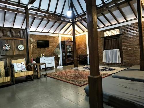 Ένα ή περισσότερα κρεβάτια σε δωμάτιο στο Ndalem Pengkok Homestay
