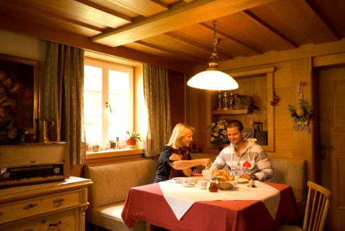 Ein Restaurant oder anderes Speiselokal in der Unterkunft Tirolerhaus Tannheim 