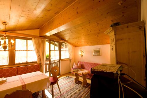 Khu vực ghế ngồi tại Tirolerhaus Tannheim - zentral und ruhig - gemütliche Dachgeschosswohnung mit separater Küche, Schlafzimmer & Charme - ab 7 Tage buchbar