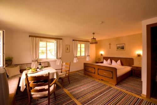 Giường trong phòng chung tại Tirolerhaus Tannheim - zentral und ruhig - gemütliche Dachgeschosswohnung mit separater Küche, Schlafzimmer & Charme - ab 7 Tage buchbar