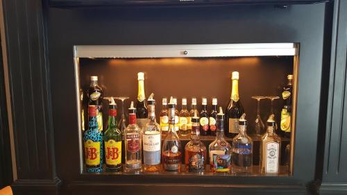 une vitrine remplie de bouteilles d'alcool dans l'établissement Hotel Saint Cyr Etoile, à Paris