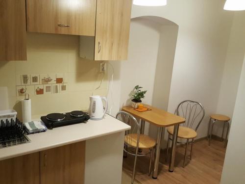 a small kitchen with a small table and chairs at Pokoje Gościnne Centrum in Krakow