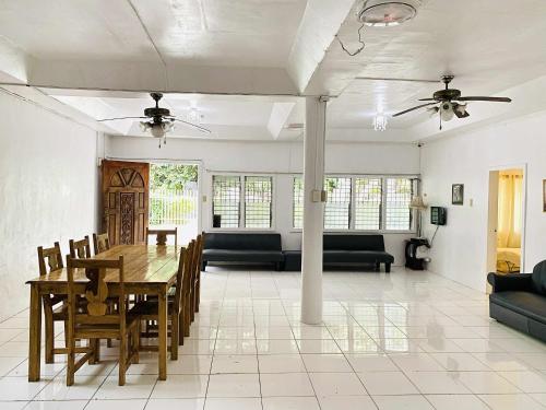 Zona de estar de Luna Oslob Travellers Inn - Rest House