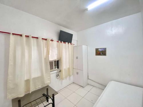 Una televisión o centro de entretenimiento en Luna Oslob Travellers Inn - Rest House
