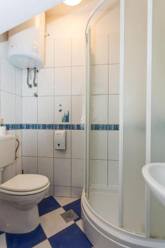 トロギールにあるマヤ アパートメントのトイレとシャワー付きのバスルーム