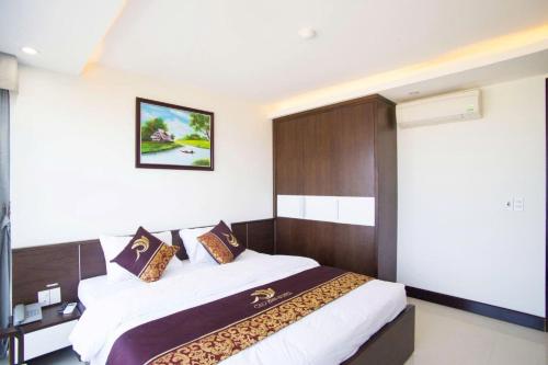Ένα ή περισσότερα κρεβάτια σε δωμάτιο στο Cao Minh Hotel Đồng Hới
