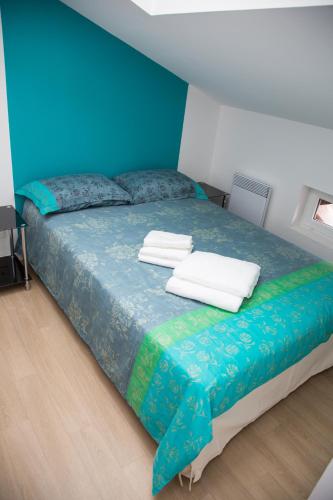 une chambre avec un lit avec des serviettes dessus dans l'établissement Albiappart, à Albi