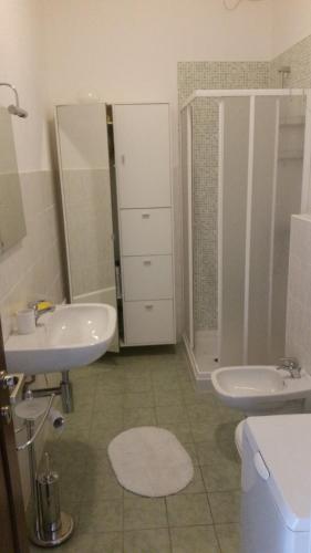 ein Bad mit einem Waschbecken, einem WC und einer Dusche in der Unterkunft Appartamento Dellea in Luino