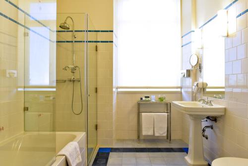 uma casa de banho com uma banheira, um chuveiro e um lavatório. em Pousada da Serra da Estrela na Covilhã