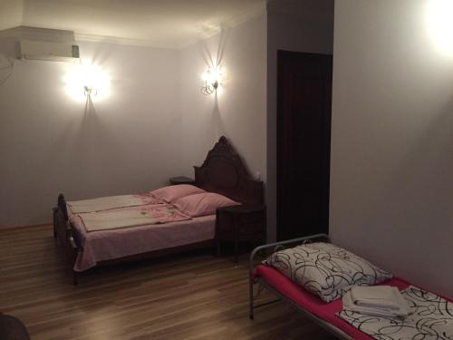 マヒンジャウリにあるLasha Guest Houseのベッドが2つある小さな部屋にベッドが2つあります。sidx sidx sidx