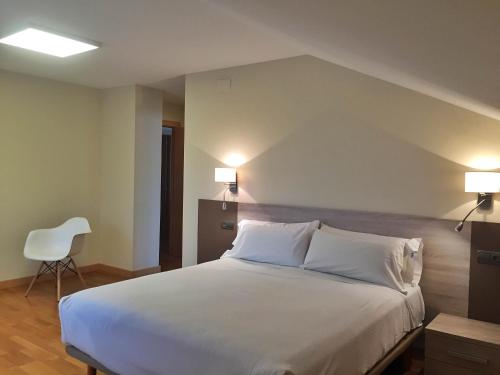 A bed or beds in a room at Apartamentos Albatros