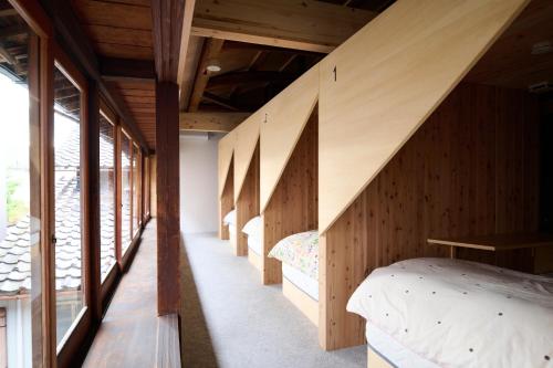 fila de literas en una habitación con ventanas en metate, en Kamiichi