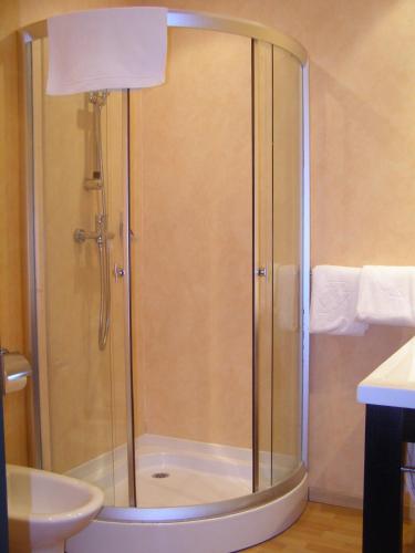 Bilik mandi di Hotel Area Serrano