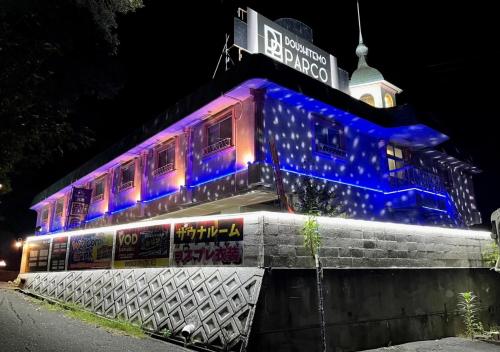 Un edificio con luces azules en el costado. en どうしてもパルコ, en Shizuoka