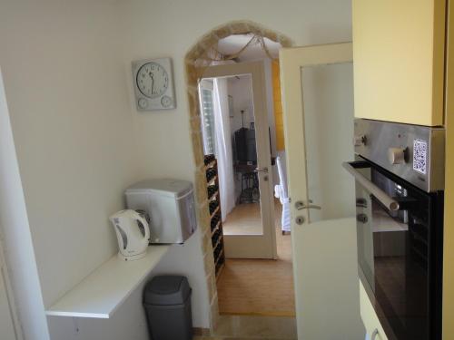Η κουζίνα ή μικρή κουζίνα στο Holiday House BugenVilla DTOSI