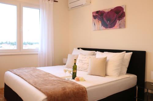 Blue Rose Two Bedroom Apartment with Balcony and Free Parking near Old Town