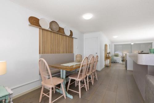a kitchen and dining room with a table and chairs at Woorim Waves in Woorim