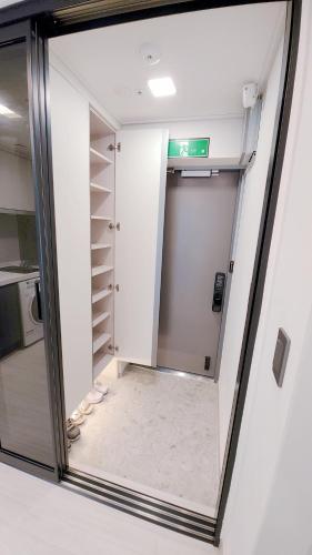 Gambar di galeri bagi Central Height Apartment Royal di Busan