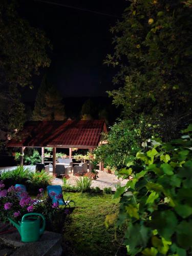 Taman di luar House Boro