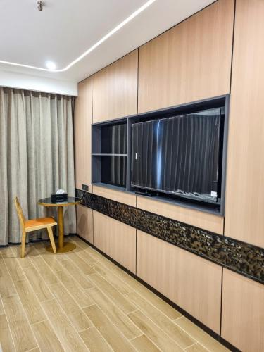 a room with a tv and a table and a chair at man tony hotel in Ban Nong Chaeng