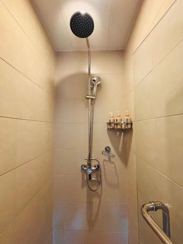 a shower with a shower head in a bathroom at Stylish Bright Stay for Work or Leisure in Molo