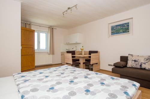 1 Schlafzimmer mit einem Bett und einem Esszimmer in der Unterkunft Haus Allmer in Stubenberg