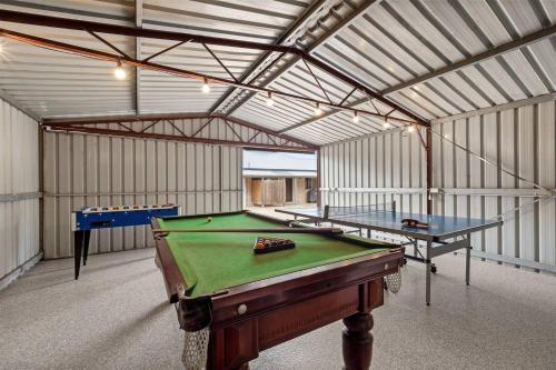 Mesa de billar en Prowse Beach House - Family Fun & Ocean Adventures