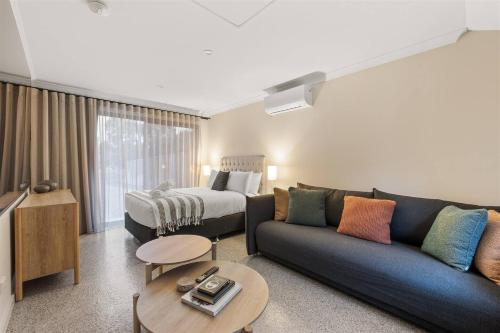 Cama o camas de una habitación en Prowse Beach House - Family Fun & Ocean Adventures